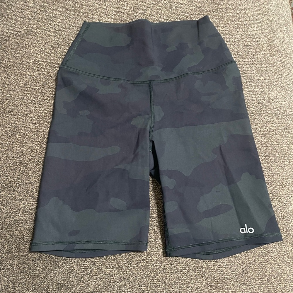 Alo Yoga biker shorts size XS